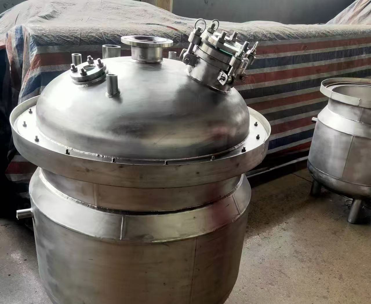 Stainless steel vessel and its liners, complete