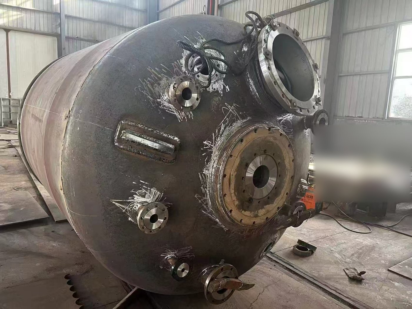 Vessel head with nozzle set, before lining