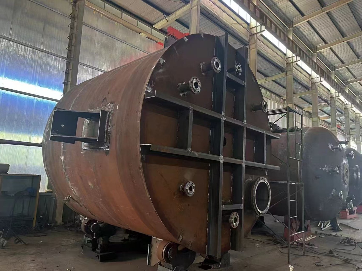 Body shell on the turning rolls, reinforcement rings fitted