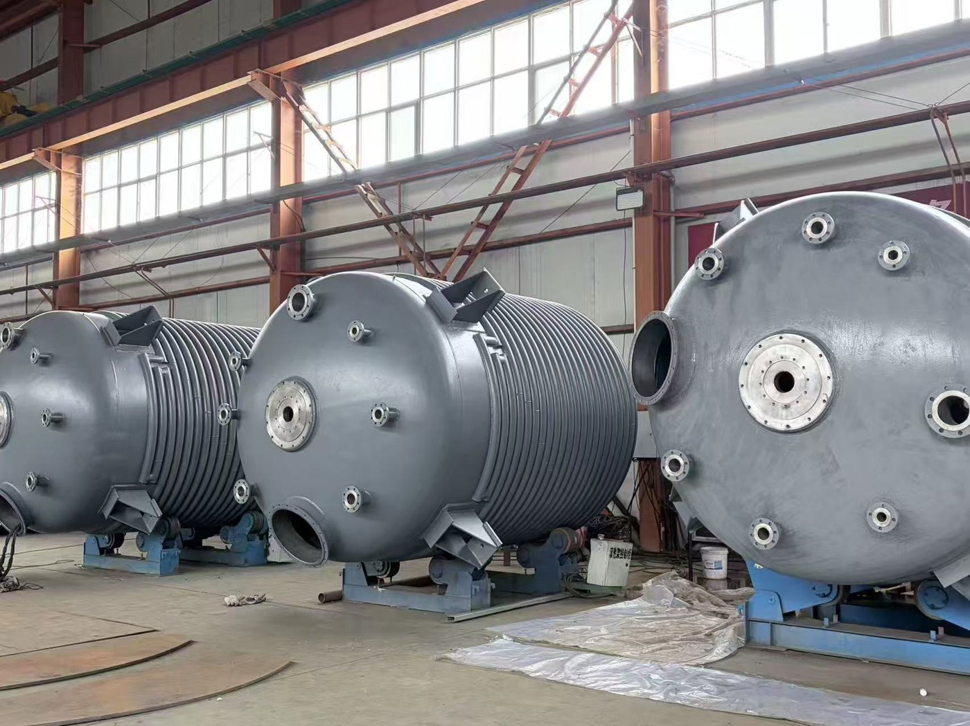 Three vessels with half-pipe jackets, side by side